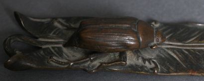 null Coupe papier en bronze en forme de feuille et d'un scarabée

L : 23 cm. (us...