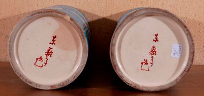 null Paire de vases rouleaux en céramique à décor de hérons sur fond turquoise, Japon

H...