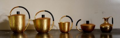 null INALTA France

Service à café en métal brossé doré, prises en bois (quatre pièces)

On...