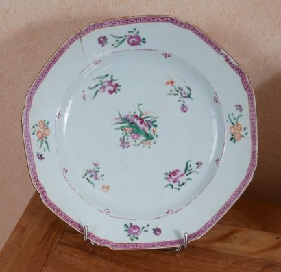 null Trois assiettes en porcelaine polychrome à décor de fleurs, Cie des Indes XVIIIème...
