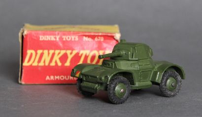 null DINKY TOYS made in England

Armoured car ref. 670 (petits éclats de peinture)

Dans...