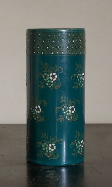 null Vase rouleau en céramique à fond vert décoré de fleurs émaillées et or

H :...