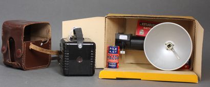 null KODAK

- Brownie flash camera (wear) in its leather case (accident to the case)

-...