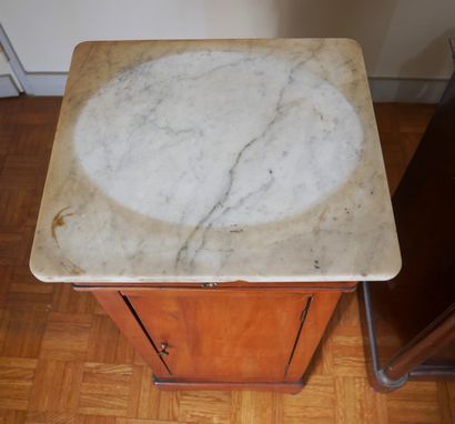 null Lot :

- Table de chevet à rideau, plateau marbre découvre une glace et un casier,...