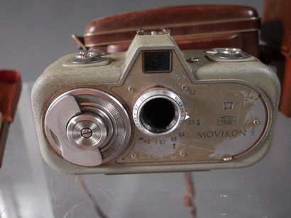 null *ZEISS IKON

- Caméra Movikon 8 dans son étui en cuir d'origine

- Movigonar...