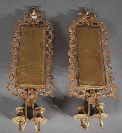 null Paire de miroirs en laiton et bronze à deux lumières

H : 56 cm.
