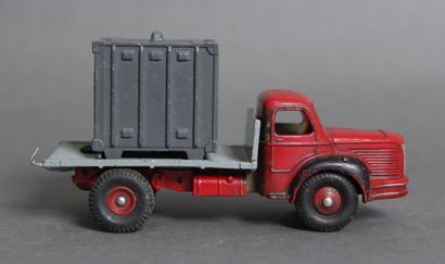 null DINKY TOYS made in France

- Simca cargo mirror gray cabin and green tray, ref....
