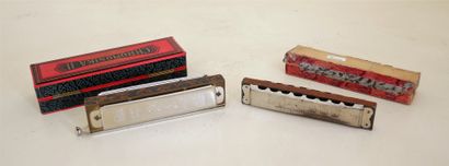 null *HOHNER

Two harmonicas Negro and Chromonika II in their original boxes

(one...