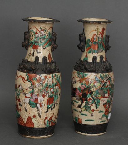 null Paire de vases en faïence de Nankin à décor polychrome de scènes de bataille

H...