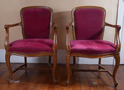 null Lot :

- Paire de fauteuils cabriolets en bois naturel, style Louis XV

- Paire...