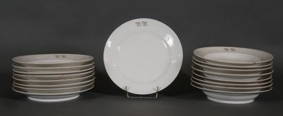 null SEVRES (porcelaine dure)

Huit assiettes de table et neuf assiettes creuses...