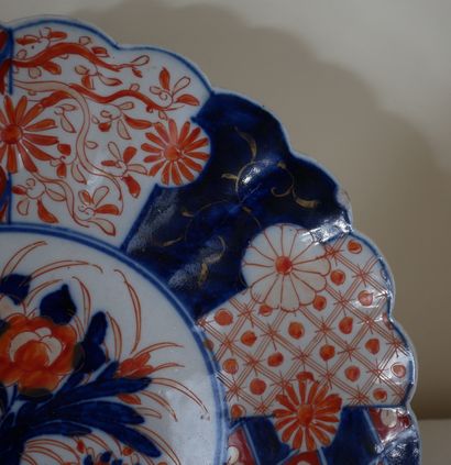 null Deux plats en porcelaine à décor Imari

D : 31 cm. (éclats)