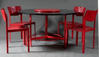 null *Mobilier de salle à manger comprenant une table à montants en métal laqué rouge...