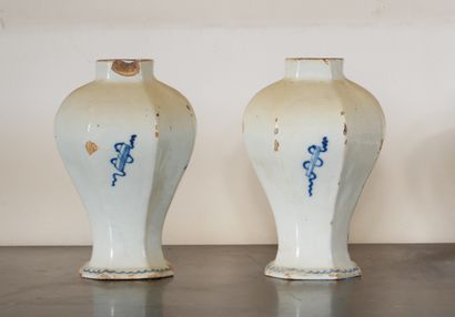 null Paire de vases balustres en faïence blanc bleu à décor de personnages, Delft

H...