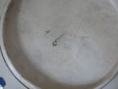 null Plat creux en porcelaine polychrome, Iznik

D : 30 cm. (fêles, éclats d'éma...