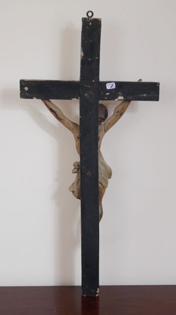 null Christ en bois polychrome sur sa croix en bois noirçi

H : 61,5 cm. (éclats...