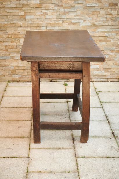 null Table rectangulaire en bois naturel à deux tiroirs en ceinture, pieds réunis...