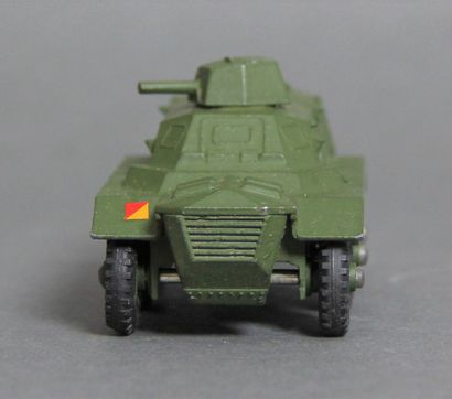 null DINKY TOYS made in England

Armoured personnel carrier ref. 676 (small wear...