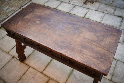 null Table en bois naturel à trois tiroirs en ceintures, pieds réunis par une entretoise...