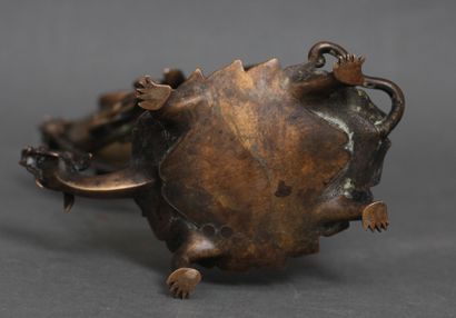 null Groupe en bronze représentant un héron sur une tortue, Japon XIXème s.

H :...