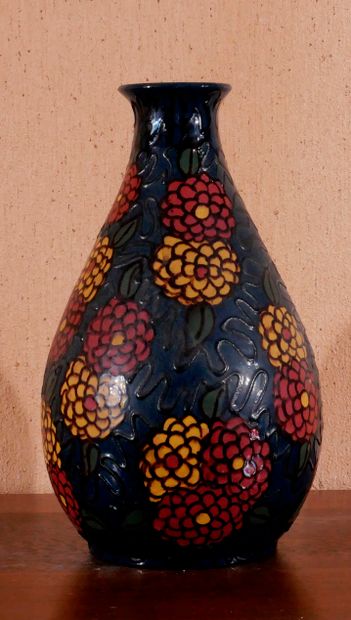 null Vase balustre en faïence à décor polychrome de fleurs en relief

H : 32,5 cm....