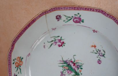 null Trois assiettes en porcelaine polychrome à décor de fleurs, Cie des Indes XVIIIème...