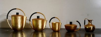 null INALTA France

Service à café en métal brossé doré, prises en bois (quatre pièces)

On...
