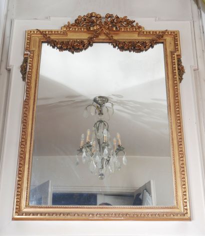 null Trumeau en bois laqué crème et redoré, style Louis XVI

107 x 85 cm.