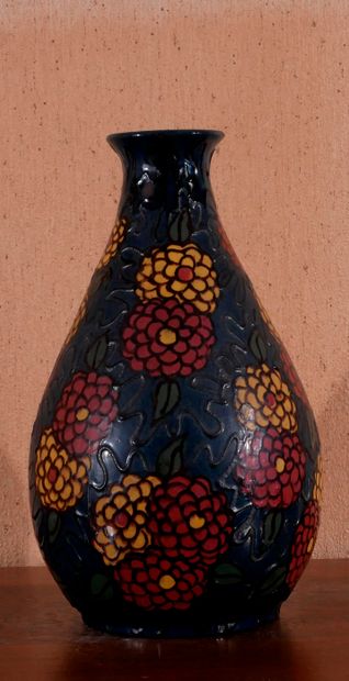 null Vase balustre en faïence à décor polychrome de fleurs en relief

H : 32,5 cm....