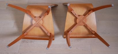 null Paire de chaises à dossier trapézoïdale en bois stratifié et bois naturel, garni...