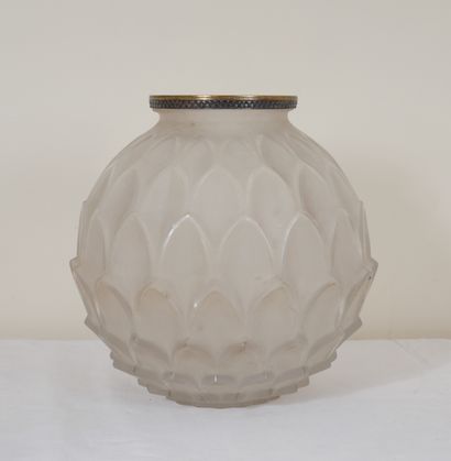 null Pierre d'AVESN (1901-1990)

Vase artichaud en verre moulé transparent, signé,...