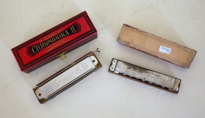 null *HOHNER

Two harmonicas Negro and Chromonika II in their original boxes

(one...