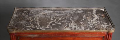 null Chiffonnier en bois teinté, plateau en marbre gris veiné à galerie laiton ajourée,...