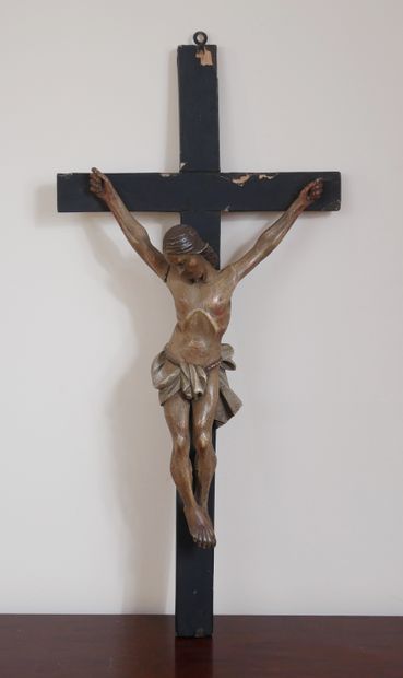 null Christ en bois polychrome sur sa croix en bois noirçi

H : 61,5 cm. (éclats...