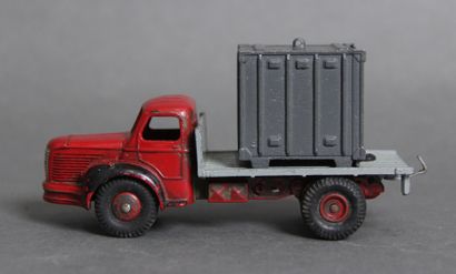 null DINKY TOYS made in France

- Simca cargo miroitier cabine grise et plateau vert,...