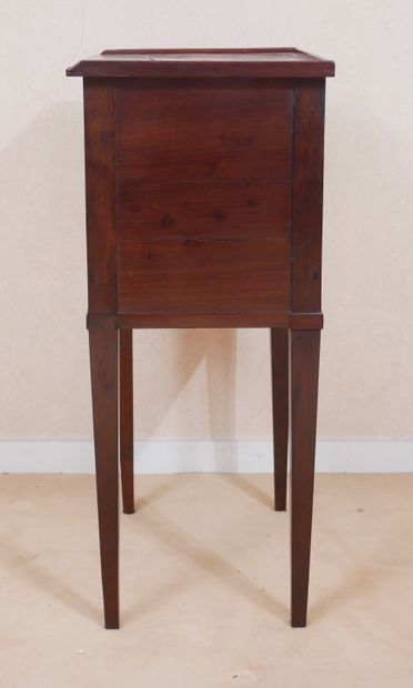 null Table de salon en bois naturel à trois tiroirs, pieds gaines, XIXème s.

H :...