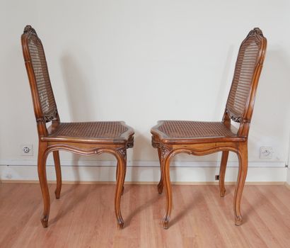 null Quatre chaises à dossiers droits en bois naturel et cannage, style Louis XV...