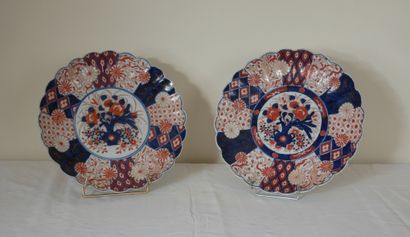 null Deux plats en porcelaine à décor Imari

D : 31 cm. (éclats)