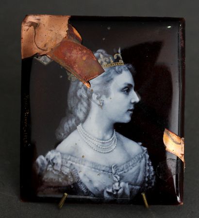 null Lot :

- Marie PUISOYE

Plaque en métal émaillé à décor d'une reine de profil

8,5...