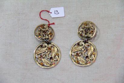 Yves SAINT LAURENT Paire de pendants d'oreilles en métal dorés gravés repercés, ornés...