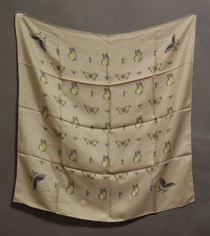Anonyme Carré en soie imprimé à motifs de papillons à dominantes jaune, sur un fond...