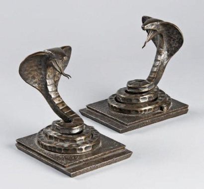 Edgard BRANDT (1880-1960) Paire de serre-livres en fer forgé à corps de serpent sur...