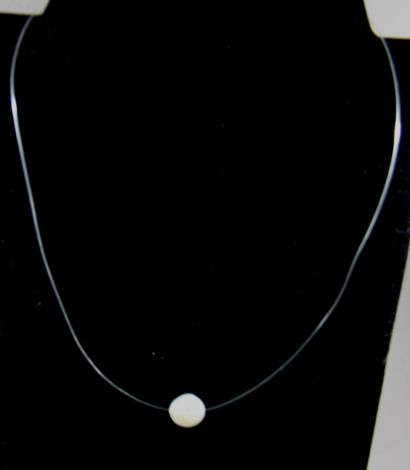 null Lot :

- Deux bracelets cordons en tissus et perles blanches

- Un collier en...