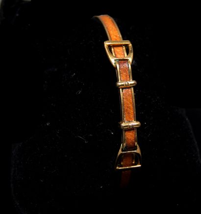 null HERMES made in France

Bracelet rigide en métal doré et cuir beige à décor d'étriers,...