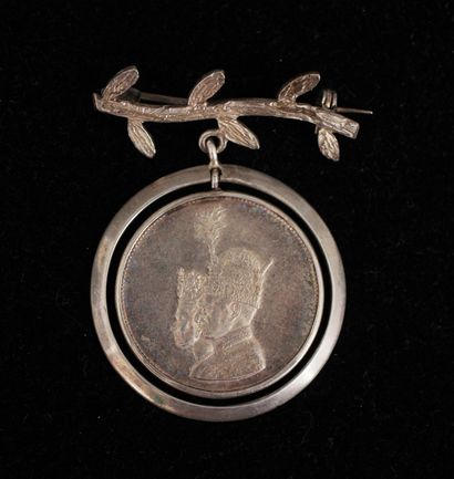 IRAN

Pendentif en métal orné d'une médaille...