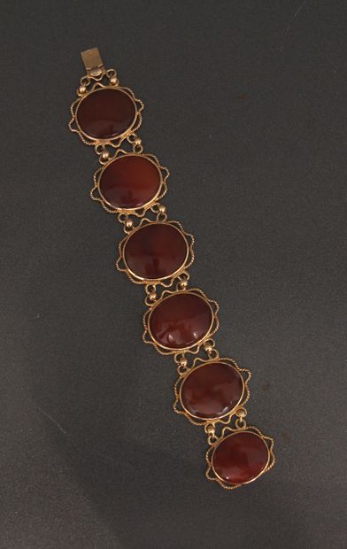 null Bracelet en or jaune 18k formé de six médaillons ovales en agate, pds brut :...