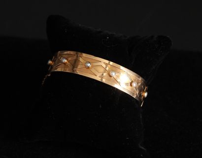 null Bracelet rigide articulé en or jaune 18k à décor en relief de losanges et six...