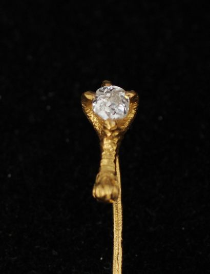 null Epingle à cravate en or jaune 18k en forme de serre tenant un diamant taille...