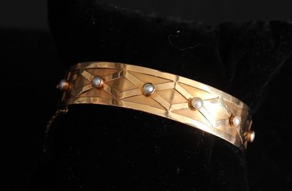 null Bracelet rigide articulé en or jaune 18k à décor en relief de losanges et six...