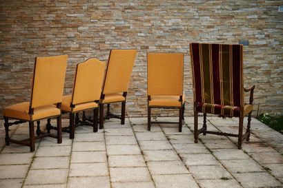 null Quatre chaise dépareillées en bois naturel à pieds tournés réunis par un entretoise...